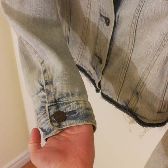 Light wash denim jacket w/ raw hem detail - Picture 8 of 8